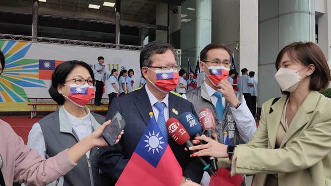 桃園市長鄭文燦、民進黨桃園市長參選人鄭運鵬10日參加桃園市慶祝國慶升旗典禮。（賴佑維攝）
