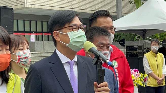 國民黨高雄市長參選人柯志恩昨參加美麗島電子報董事長吳子嘉的網路直播節目，柯志恩直批，「政黨不輪替就像沙發用久了會藏汙納垢」，應該換人當市長。對此，高雄市長陳其邁今（10）日低調回應，民主選舉希望大家提出政見，讓國家社會更好。（柯宗緯攝）