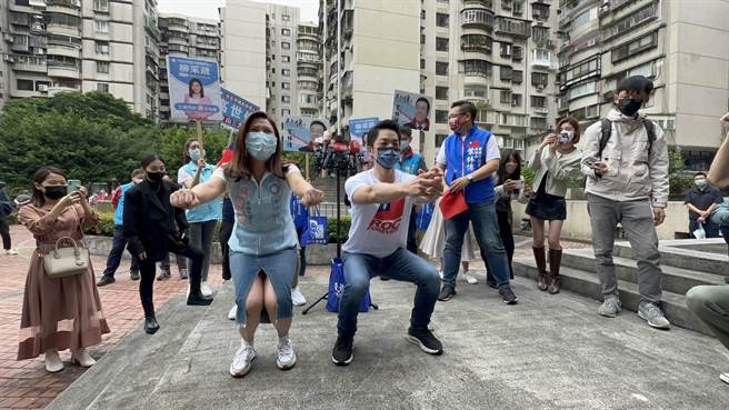 國民黨台北市長候選人蔣萬安親自示範深蹲。（資料照／楊亞璇攝）