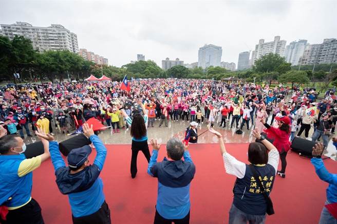 林口区升旗典礼8点准时升旗，现场溜冰场已被民眾挤爆，涌现一片手举国旗海。(蔡淑君提供)