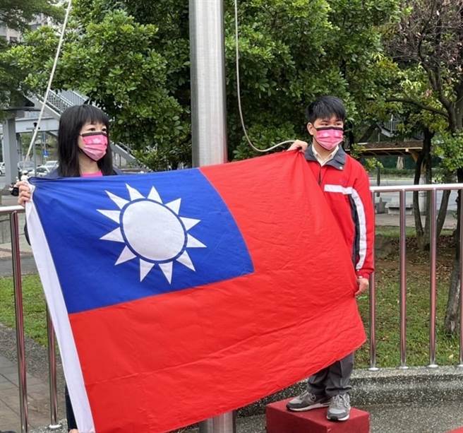 今年两位升旗手，除蔡淑君外，另一人则是「林口的骄傲」，也就是获得今年全中运射击金牌的林口高中学生杨子谦。(蔡淑君提供)