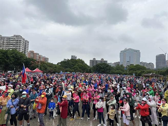 10月10日这天于林口社区运动公园举办升旗典礼，这也是新北时间「最早」举办的区域。(蔡淑君提供)