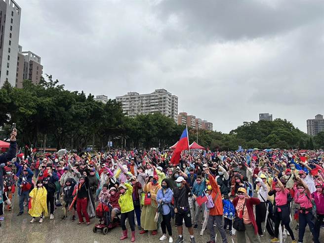 10月10日这天于林口社区运动公园举办升旗典礼，这也是新北时间「最早」举办的区域。(蔡淑君提供)