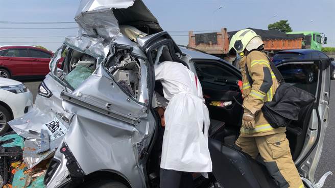 消防人员到场后以破坏器材将人救出。（读者提供／张毓翎台南传真）