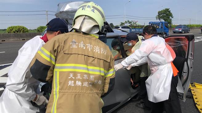 消防人员到场后以破坏器材准备将伤者救出。（读者提供／张毓翎台南传真）
