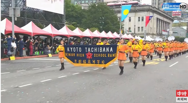 日本の京都立花高校吹奏楽部が登場。  （生放送より）