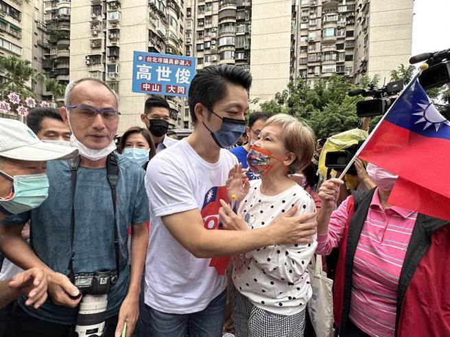 國民黨台北市長參選人蔣萬安今天上午出席興安華城社區「慶祝國慶」升旗典禮。（楊亞璇攝）