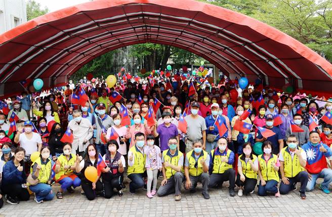 嘉義縣大林鎮公所睽違20年，一早舉辦「早安大林．雙十國慶升旗典禮」，吸引近千民眾早起參與。（呂妍庭攝）