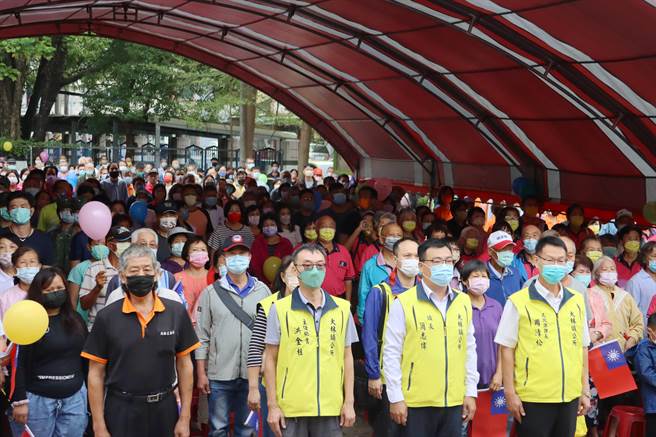 嘉義縣大林鎮公所睽違20年，一早舉辦「早安大林．雙十國慶升旗典禮」，吸引近千民眾早起參與。（呂妍庭攝）