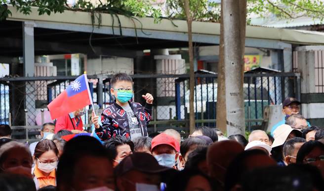 嘉義縣大林鎮公所睽違20年，一早舉辦「早安大林．雙十國慶升旗典禮」，吸引近千民眾早起參與。（呂妍庭攝）