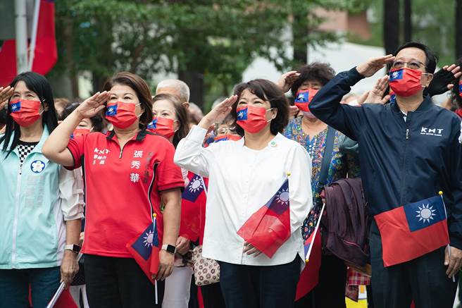 嘉義市經國新城、精忠新城今皆舉行升旗典禮，嘉義市長黃敏惠分別前往參與。（嘉義市政府提供∕呂妍庭嘉義傳真）