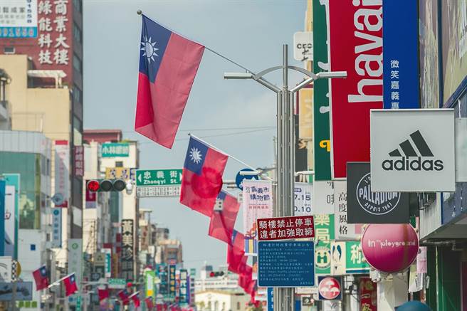 嘉義市政府在重要道路中山路的兩側燈桿，懸掛國旗、歡慶國家生日。（嘉義市政府提供∕呂妍庭嘉義傳真）