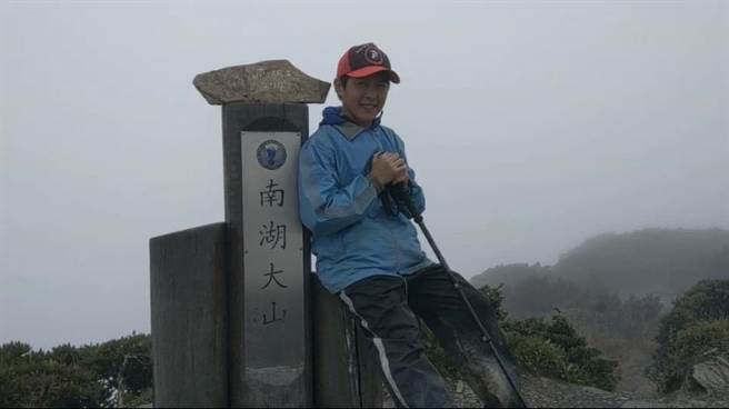 猴子兵团团长林庆华高喊，我们完成了！（猴子兵团提供／吴佩蓉宜兰传真）