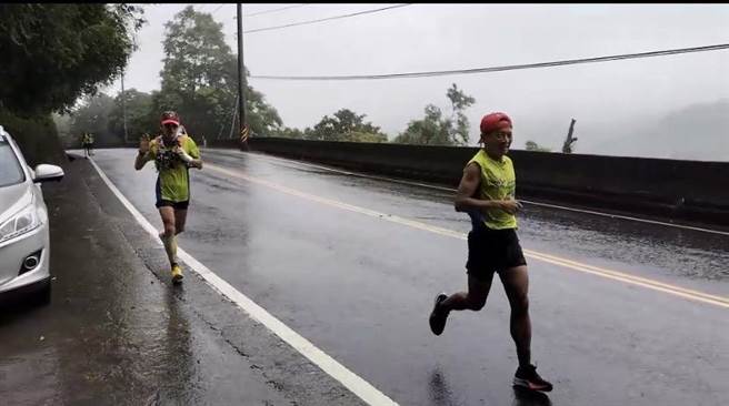 猴子兵团一行人不畏风雨，在山路上勇敢前进。（猴子兵团提供／吴佩蓉宜兰传真）