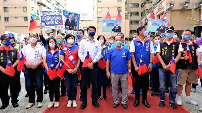 双十国庆日，国民党台南市长参选人谢龙介在北区大道新城广场举办升旗典礼时，吸引多位党籍市议员参选人与数百乡亲参加。（谢龙介竞选总部提供／洪荣志台南传真）