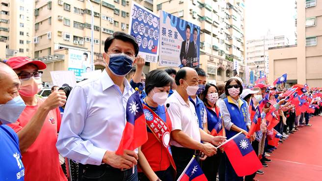 双十国庆日，国民党台南市长参选人谢龙介在北区大道新城广场举办升旗典礼时，吸引多位党籍市议员参选人与数百乡亲参加。（谢龙介竞选总部提供／洪荣志台南传真）