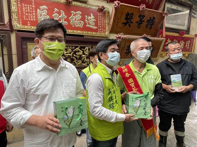 民进党新北市长参选人林佳龙今与土树三莺市议员参选人卓冠廷拜会三峡国宝级茶师黄文雄，参访三峡特有种「青心柑种」的茶叶产制流程、体验绿茶制作。（蔡雯如摄）