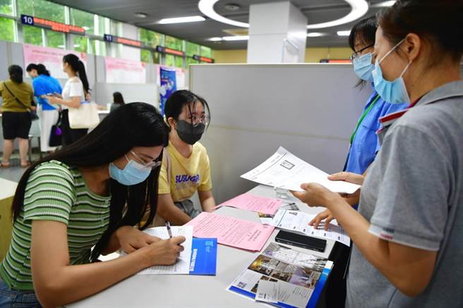 大陆人行调查显示，逾9成大陆民眾谨慎看待近期就业形势。图为大陆福建福州一处招聘会现场。（中新社资料照）