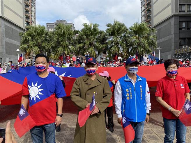 天是10月10日国庆日，国民党新竹市长参选人林耕仁（左一）一早到华夏新城与民眾一同参加升旗典礼。（林耕仁提供／陈育贤新竹传真）