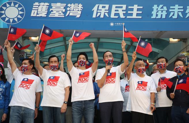 國民黨10日在中央黨部前廣場舉行中華民國111年國慶升旗典禮，黨主席朱立倫（中）、前總統馬英九（左二）、前黨主席吳伯雄（右三）、前台北市長郝龍斌（左）、台北市長參選人蔣萬安（左三）及黨籍幹部等一起揮小國旗，慶祝中華民國生日快樂，並祝福蔣萬安順利當選。（劉宗龍攝）