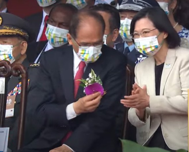 蔡英文總統今參加國慶大會，在看表演時與立法院長游錫堃開心交談（取自中時新聞網直播）