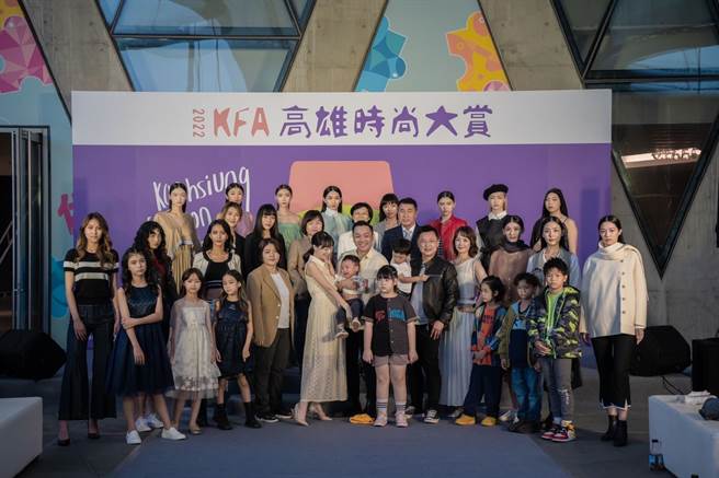 高市青年局昨（9）日在大东文化艺术中心举办「2022高雄时尚大赏」特色走秀。（柯宗纬翻摄）