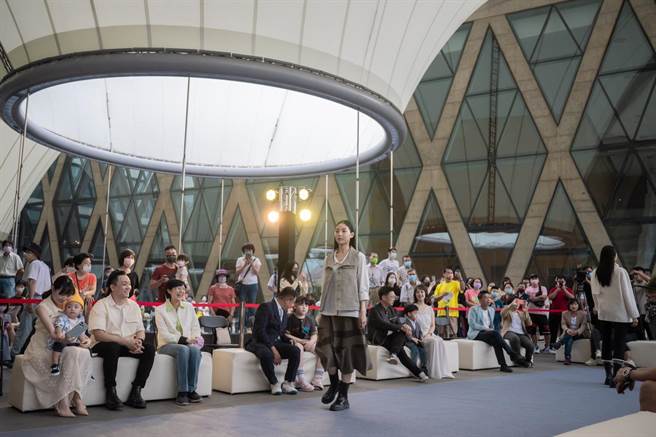 高市青年局昨（9）日在大东文化艺术中心举办「2022高雄时尚大赏」特色走秀。（柯宗纬翻摄）