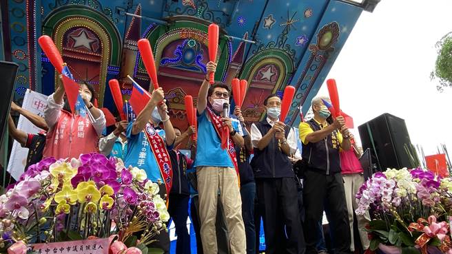 台中市议员李中10日在南区工学路成立联合竞选总部成立大会，现场高喊「当选」、「强棒出击」。（陈淑芬摄）