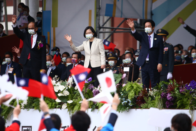 庆祝中华民国111年国庆大会10日在总统府前登场，蔡英文总统（左）、副总统赖清德（右）、立法院长游锡堃向日华议员恳谈会团员挥手致意。（邓博仁摄）