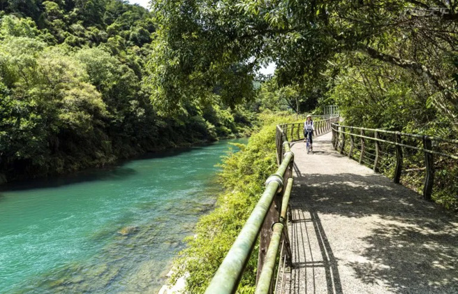 自行車道沿著北勢溪而行，青山綠水相伴無比暢快。（圖/ 行遍天下）
