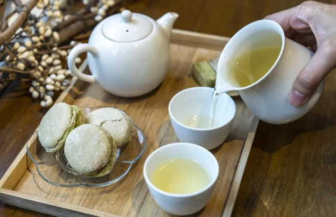 一壺清香包種茶配上特製茶卡龍，茶香四溢。（圖/ 行遍天下）
