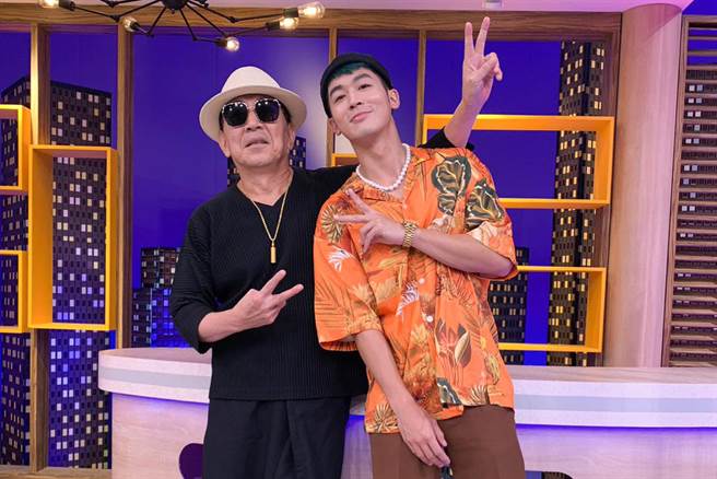 高捷（左）、吴思贤虽然年纪相差30岁，却一样童心未泯很中二。（卫视中文台提供）