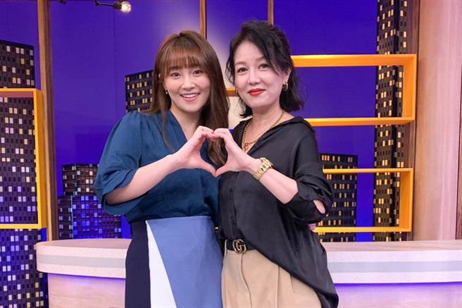 张文绮（左）节目中遗失4万元，找到变脸吓坏同行的苗可丽。（卫视中文台提供）