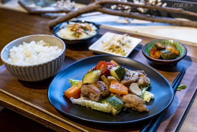 以茶醃漬過的雞肉搭配紫蘇料理的餐點，風味更多層次。（圖/ 行遍天下）