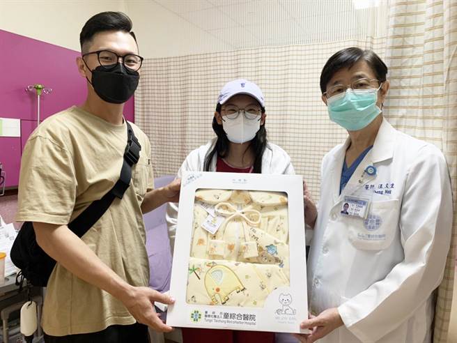 產婦陳依晨(中間)清晨誕生下國慶寶，童綜合醫院婦產部汪文生醫師(右一)贈送禮盒代表醫院祝賀