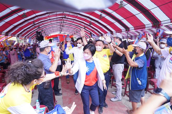 年底選舉倒數不到2個月，彰化縣長王惠美搶攻南彰票倉之一的員林市，在國慶日當天身穿國旗裝，與員林市長游振雄成立聯合競選總部。（吳建輝攝）