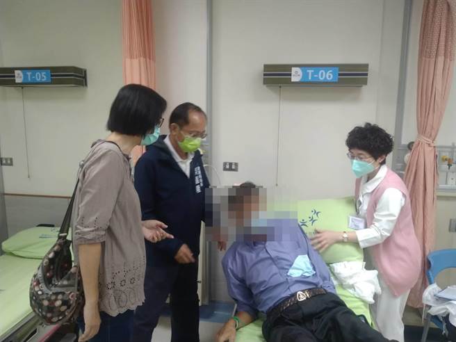 傷者被送到醫院救治。（翻攝照片／高雄洪靖宜傳真）