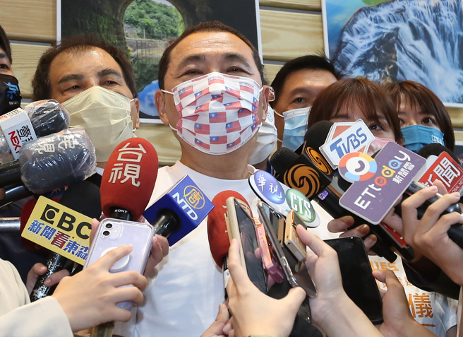 國民黨新北市長參選人侯友宜（見圖）新北市競選總部10日舉行入厝，現場沒有盛大的造勢活動，受訪提到總部內部設計強調交由年輕人，拉近與年輕人距離，表示400萬市民就是新北的頭家，市民才是最大的支持。（陳俊吉攝）