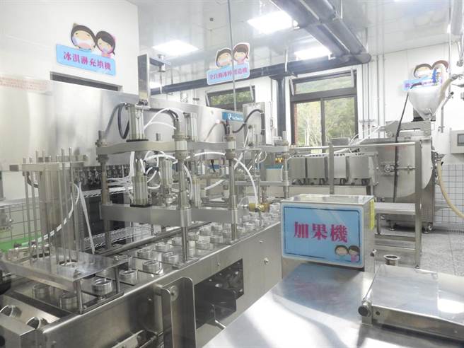 花莲吉安乡农会日前斥资3500万元添购全新全自动化冰品生产设备，未来冰品产量会从过去每日1500支大幅提升至6000支，产能增加4倍，还能批次生产不同冰品，扩大整体的加工量能。（罗亦晽摄）