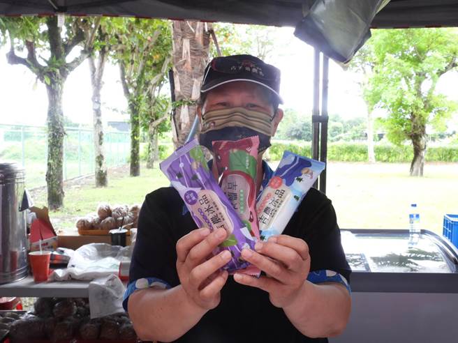 吉安乡农会于1999年设置简易容许加工厂制作冰品，收购县内农特产品研发出20多种口味，并在农会本部旁的吉农冰城贩售迄今，因冰品保有农产的天然香气，甚至还能吃得到果粒，广获消费者好评。（罗亦晽摄）