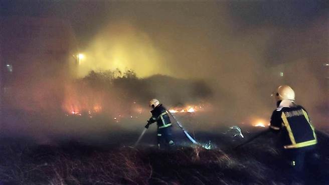 澎湖凌晨發生燒草火警，起火位置在三總澎湖分院附近，消防局動員8車19人出勤搶救，所幸未造成人員傷亡及財物損失。（澎湖縣消防局提供）