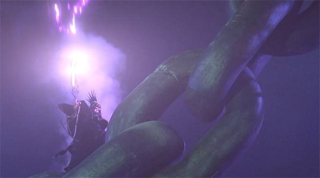 剧中角色超越时空人发挥毕生功力，要断开两境连结巨炼。（霹雳提供）