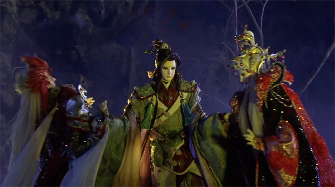 紫锦囊（中）激战灯蝶（左）与花影人。（霹雳提供）