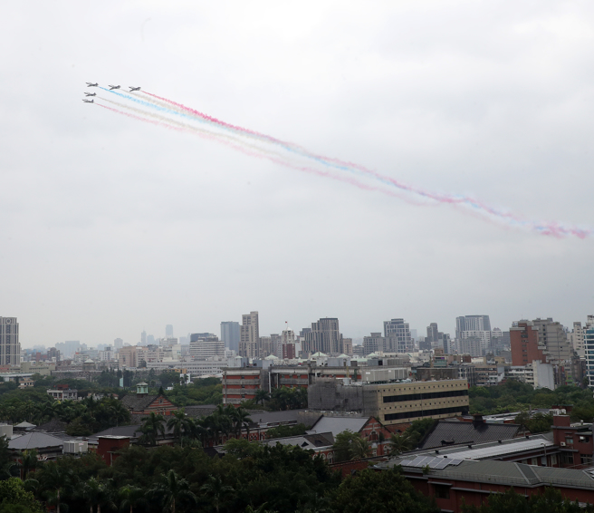 中华民国111年国庆大会10日在总统府前广场盛大举行，空军雷虎小组衝场施放蓝白红彩烟为国庆大会画下完美句点。（刘宗龙摄）