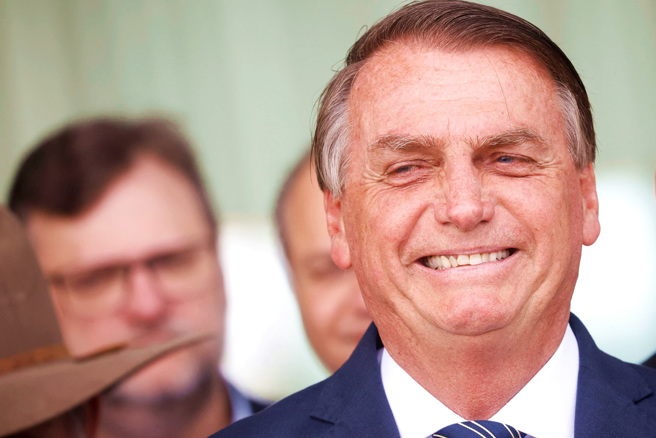 巴西总统大选愈演愈烈，总统波索纳洛（Jair Bolsonaro）被挖出一段2016年称要吃人肉的专访影片，引发社会譁然。（资料照／路透社）