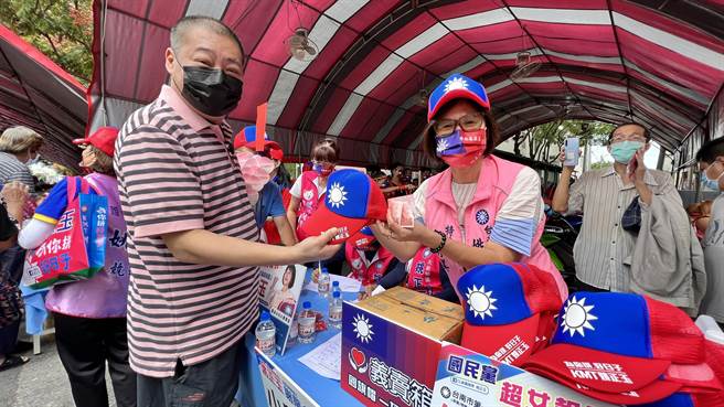 現場發送國旗口罩、小國旗，以及還推售國旗帽子。（張毓翎攝）