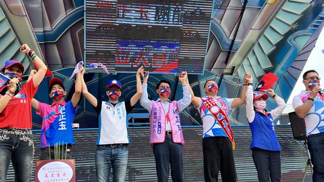 國民黨市長參選人謝龍介（中）等人上台助選。（張毓翎攝）