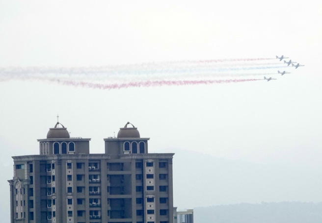 空中雷虎特技小组飞越新北市上空。（陈信翰摄）