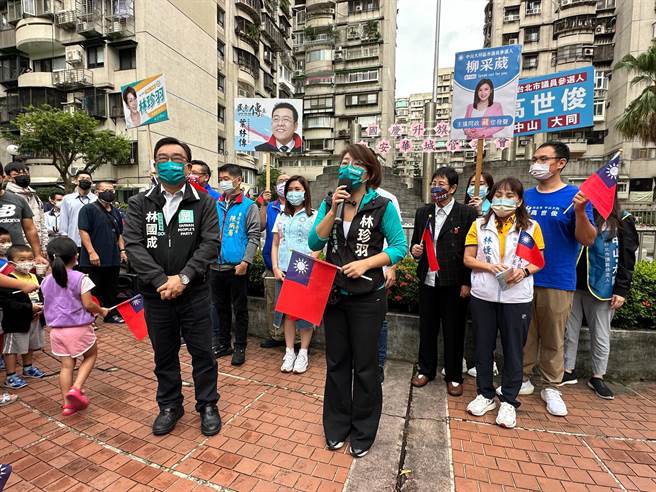 国民党台北市长参选人蒋万安今出席兴安华城社区升旗典礼，民眾党议员参选人林珍羽也现身。（杨亚璇摄）