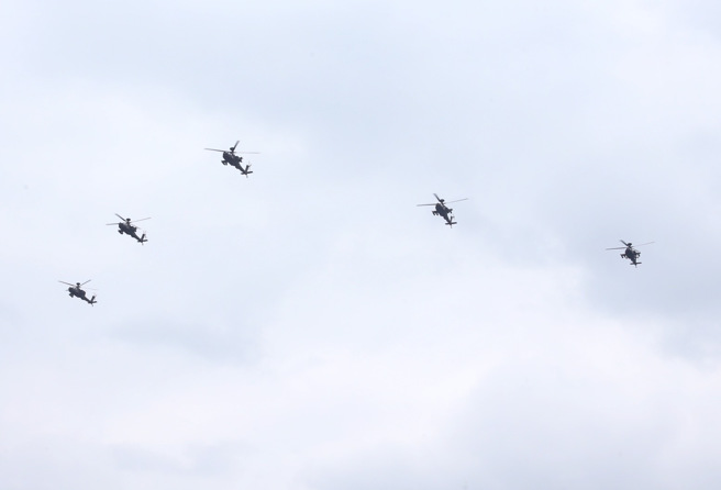 111年「守土卫国，你我同行」国庆大会10日于总统府前广场正式举行，陆航5架AH-64E阿帕契攻击直升机，採大雁队形空中分列式，自总统府上空由西向东飞过。（陈怡诚摄）